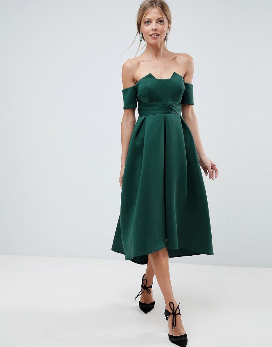 зелёное платье с открытыми плечами