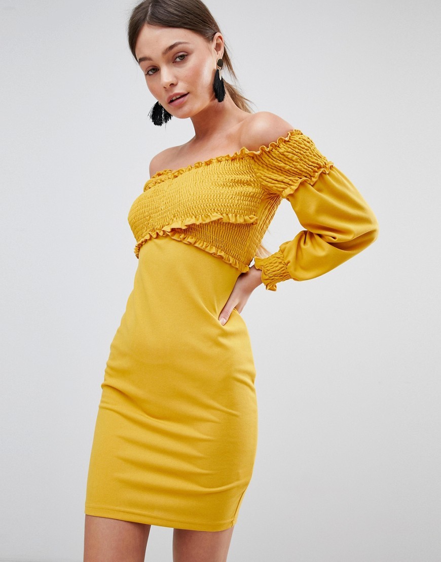 желтое платье с открытыми плечами