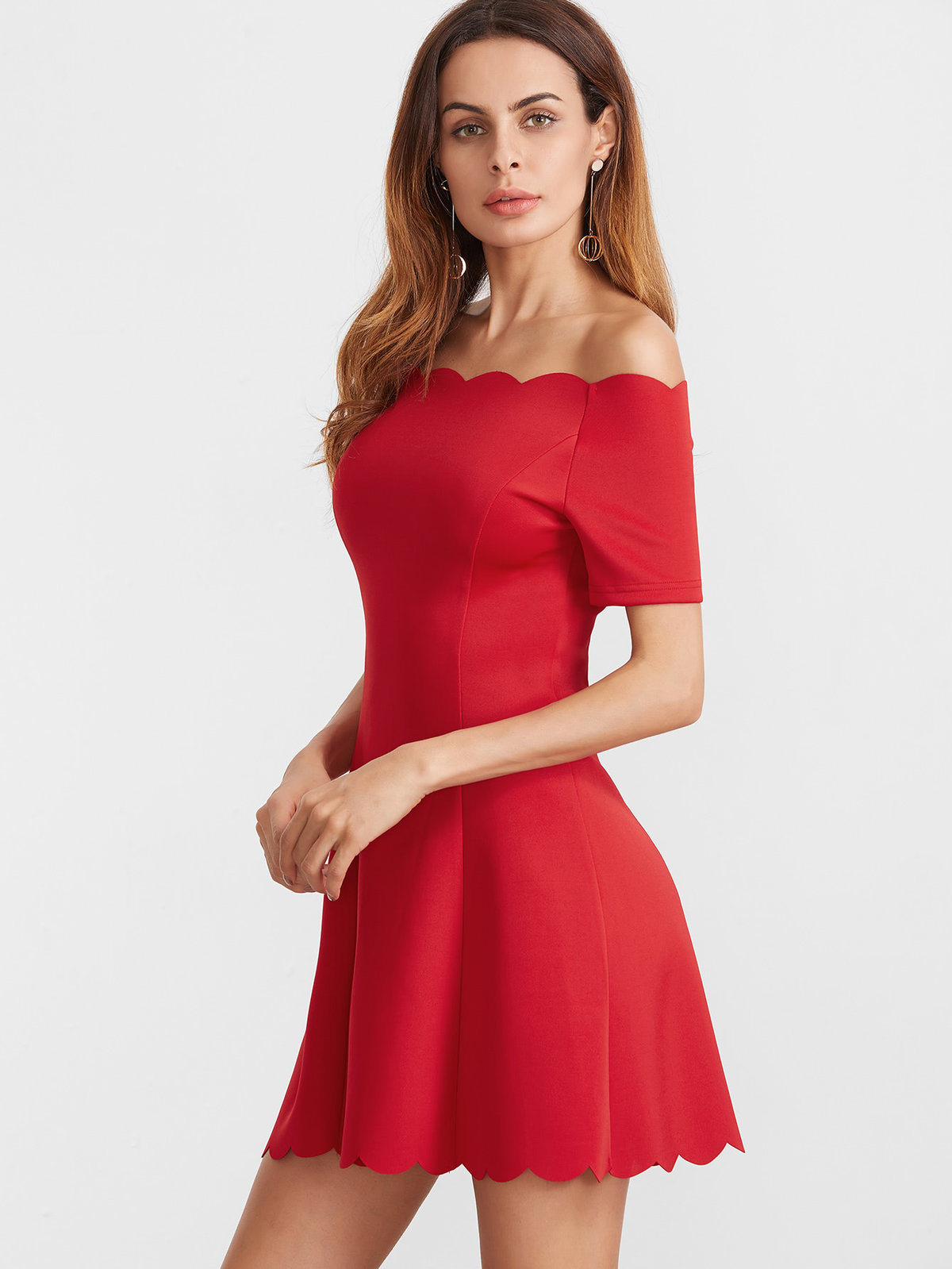 красное платье с открытыми плечами фото