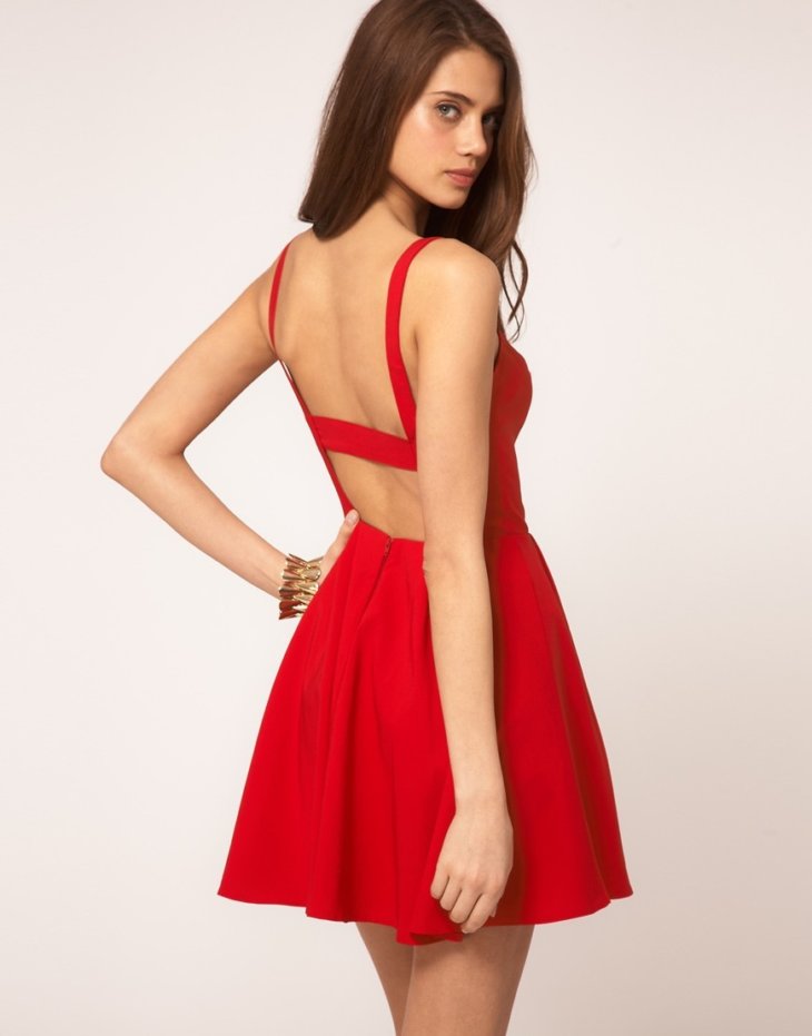 красное платье с открытой спиной фото