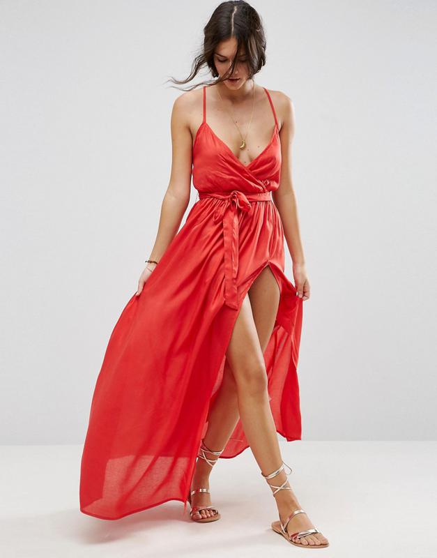 красное платье пляжное фото