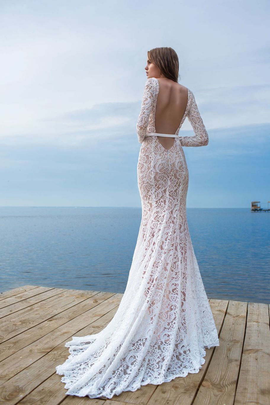 платье с открытой спиной свадебное со шлейфом