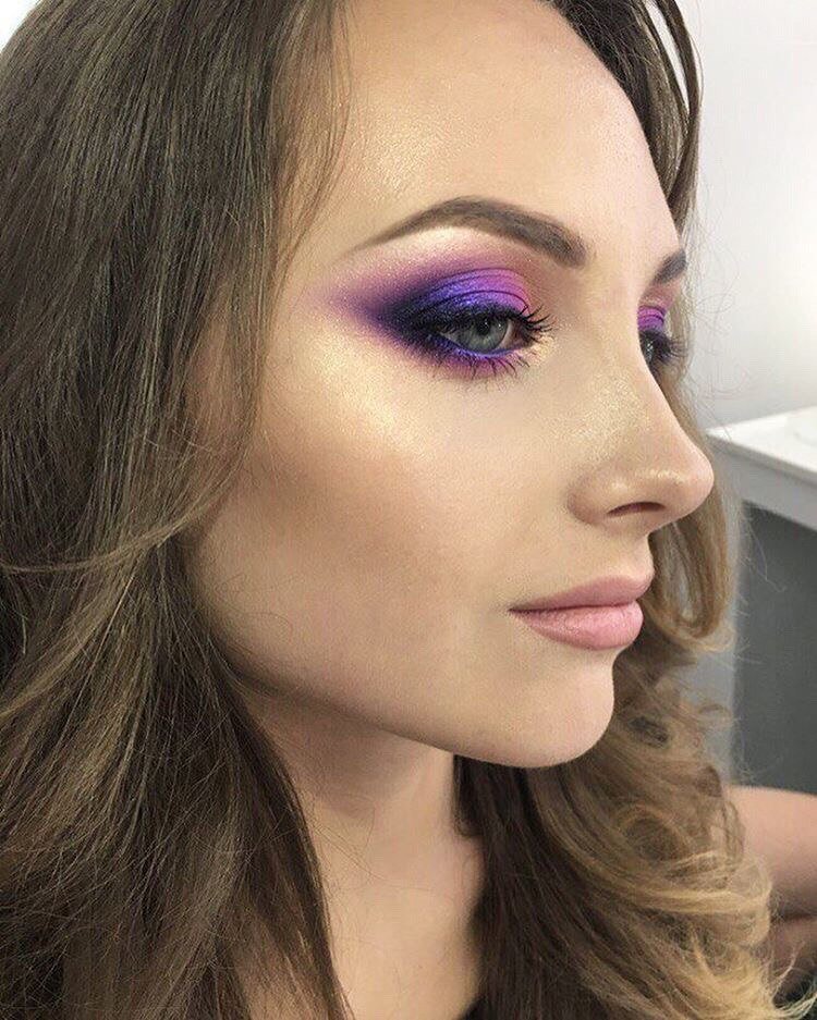 макияж под фиолетовое платье