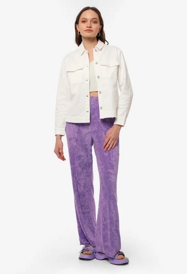 Бархатные спортивные брюки Pais фиолетового цвета