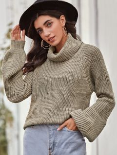 Вязаный свитер с рукавом реглан и оригинальным вырезом