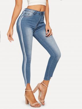 Обтягивающие джинсы с полосками и необработанным краем