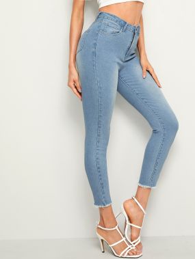 Короткие джинсы с необработанным низом