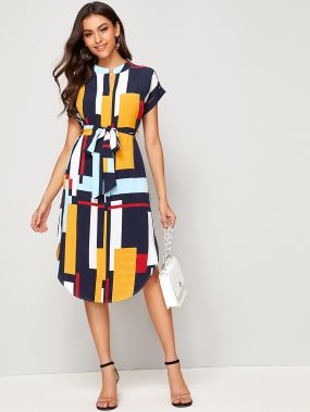 Разноцветное платье с завязкой и графическим принтом
