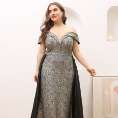 Контрастное блестящее платье размера плюс с открытыми плечами