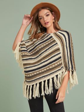Контрастный свитер-пончо с бахромой