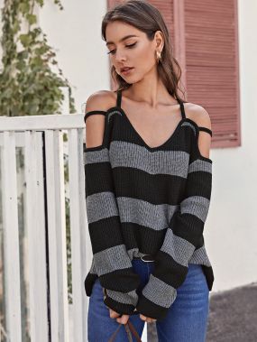 Полосатый свитер с разрезом на плечах