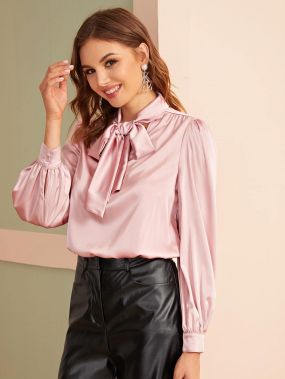 Атласная блуза с воротником-бантом и оригинальными рукавами
