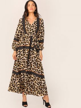 Леопардовое платье с поясом, оригинальным принтом и глубоким V-образным вырезом