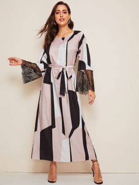 Контрастное платье с поясом и кружевом на манжетах