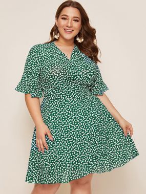Цветочное платье-футболка размера плюс с оригинальным рукавом