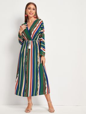 Разноцветное полосатое платье с v-образным вырезом и поясом