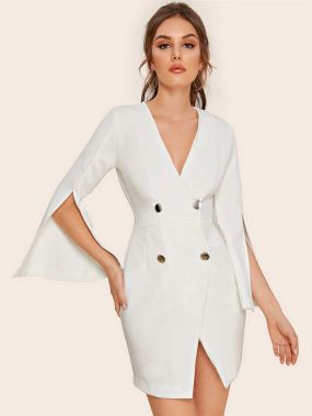 Облегающее двубортное платье-пиджак с разрезным рукавом
