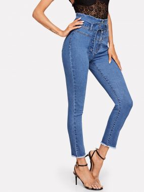 Приталенные джинсы с необработанным низом и высокой талией