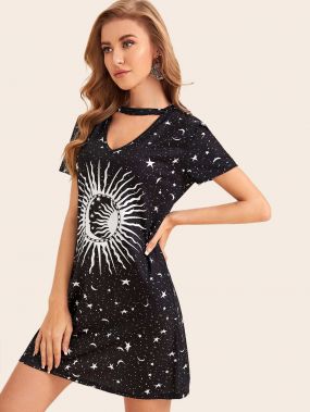 Платье-футболка с воротником-чокером и графическим принтом