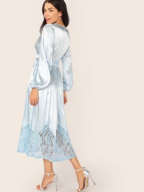 Атласное плиссированное платье с кружевом и поясом
