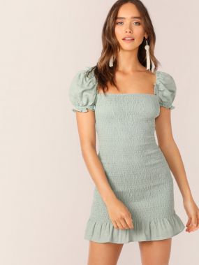Приталенное платье с оборкой и оригинальным рукавом