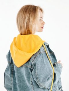 Куртка джинсовая серо-голубая женская оверсайз с желтым капюшоном