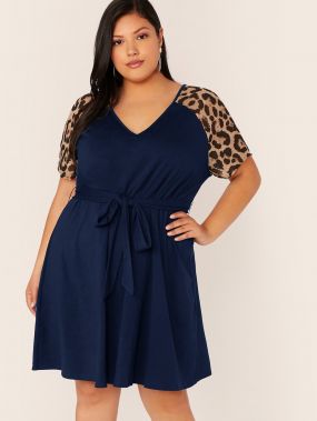 Платье размера плюс с леопардовым рукавом и поясом