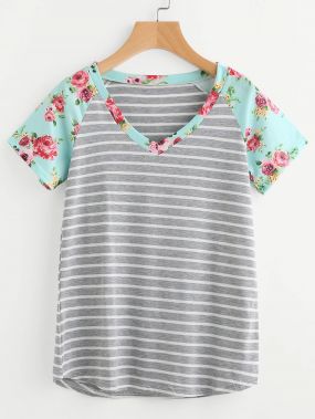 Модная футболка в полоску с цветочным принтом и V-образным вырезом