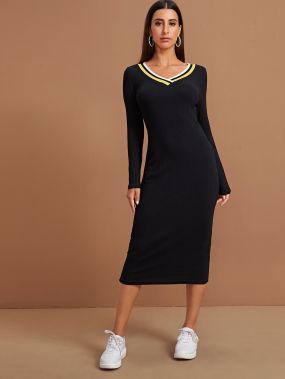 Полосатое облегающее платье в рубчик с v-образным вырезом