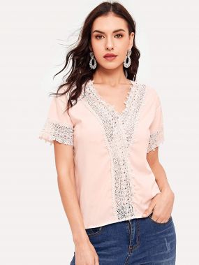 Блуза с заниженной линией плеч и контрастными кружевами