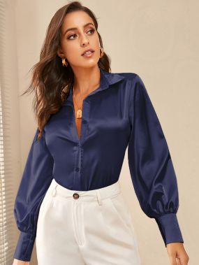 Атласная блуза на пуговицах с оригинальным рукавом