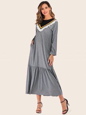Контрастное длинное платье с оборками