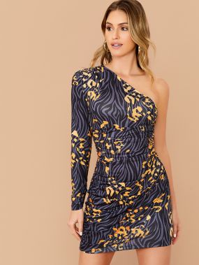 Зебровое полосатое облегающее платье на одно плечо со складкой