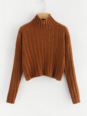 Короткий свитер с высоким воротником и необработанными краями