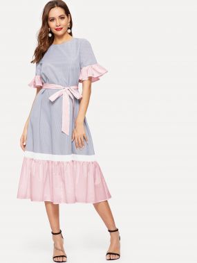 Контрастное полосатое платье с поясом и оборкой