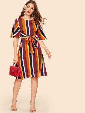 Разноцветное полосатое платье в стиле 70-х годов с узлом