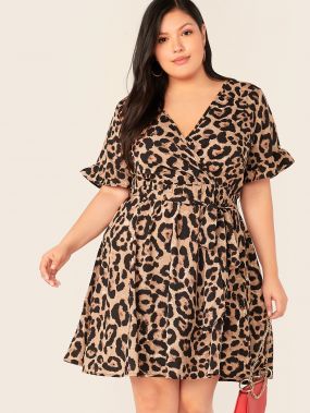 Расклешенное леопардовое платье с поясом размера плюс