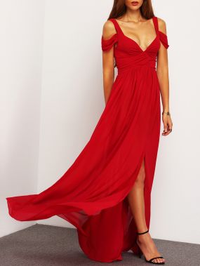 Красное стильное макси платье с открытыми плечами