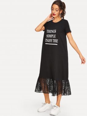 Платье-футболка с текстовым принтом и кружевным подолом