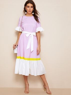 Полосатое контрастное платье с поясом и оборкой