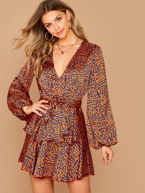 Леопардовое атласное платье с поясом, v-образным вырезом и оборками