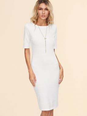 Белое модное платье-футляр