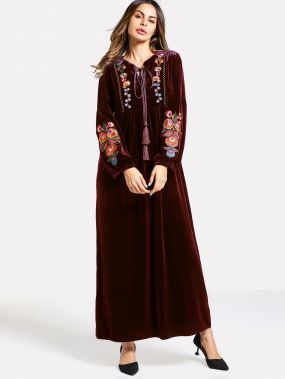 Модное бархатное платье с бахромой и вышивкой