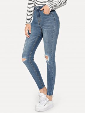 Рваные джинсы с оригинальной отделкой