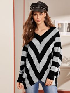 Пуловер с v-образным вырезом и шевронным принтом