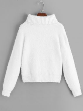 Пушистый однотонный свитер с широким вырезом