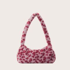 Плюшевая сумка-багет с леопардовым принтом