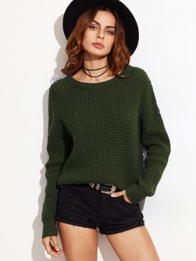 Вязанный свитер с заниженной линией плеч