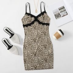 Облегающее платье с леопардовым принтом и кружевной отделкой