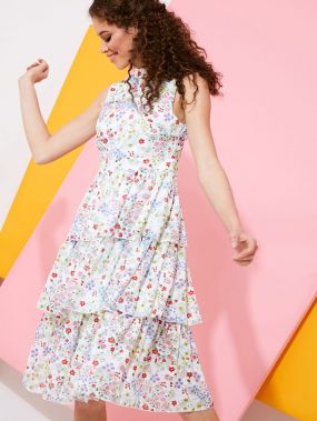 Цветочное платье с воротником-стойкой и многослойными оборками